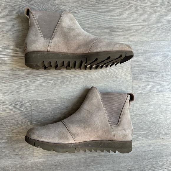 Sorel Harlow Suede Chelsea Ankle Booties Taupe Color Boots - Picture 2 of 9